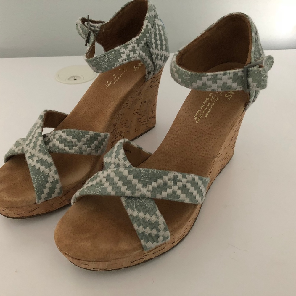 Toms strappy wedge blue woven diamond